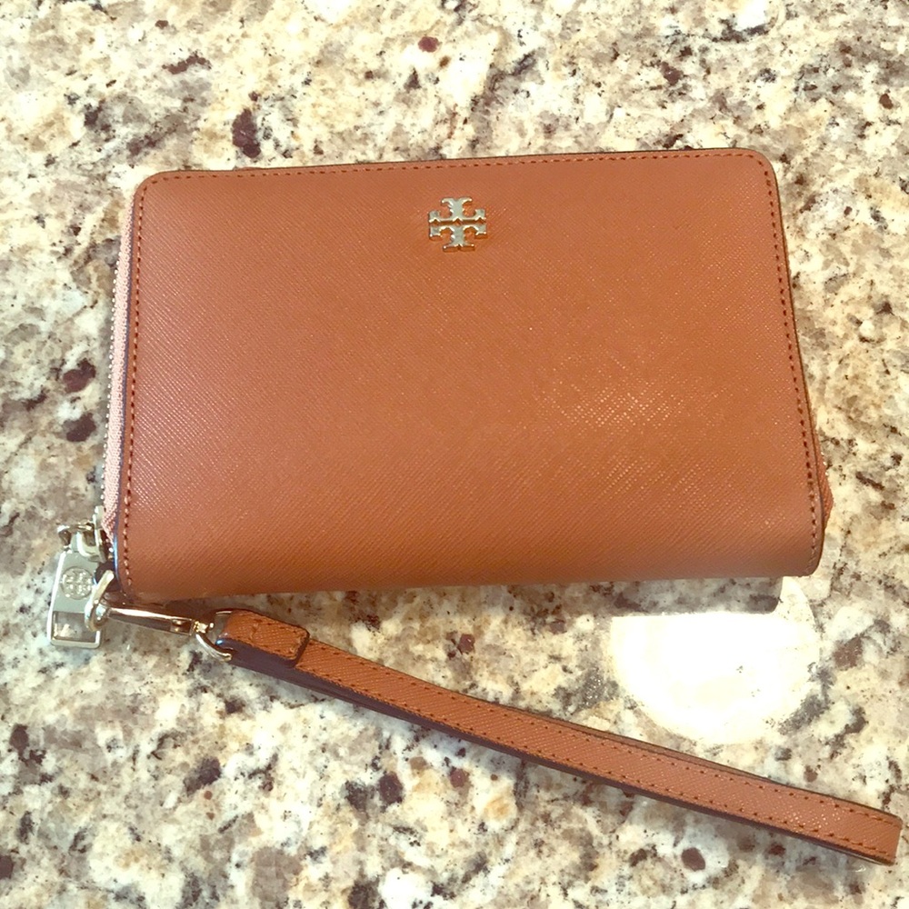 Tory Burch wrestles/wallet